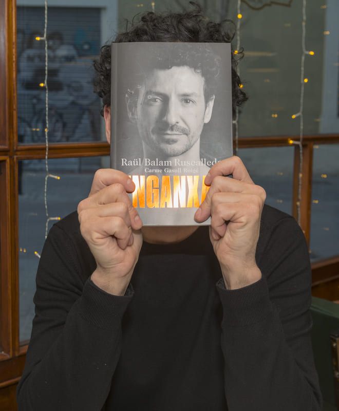 Raül Balam amb el seu nou llibre Enganxat