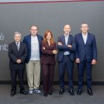 Marcos Ugarte, president del Grup PHAROS; Aleix Valls, fundador i CEO de WeArtificial; Elena Busquets, directora de The New Barcelona Post; Xavier Comerma, director general adjunt de Banc Sabadell; i Benito Reales, subdire