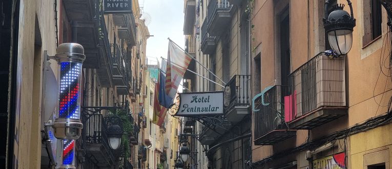 El cartel del Peninsular entre altres del carrer de Sant Pau, al cor del Raval de Barcelona (Javier Ortega Figueiral) El cartel del Peninsular entre altres del carrer de Sant Pau, al cor del Raval de Barcelona (Javier Ortega Figueiral)
