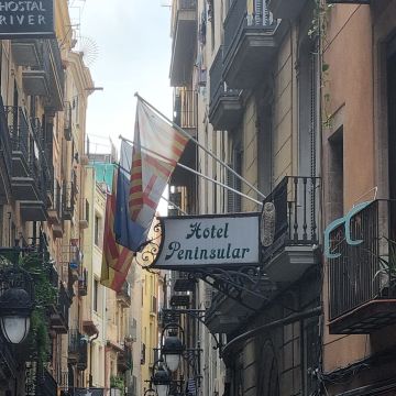 El cartel del Peninsular entre altres del carrer de Sant Pau, al cor del Raval de Barcelona (Javier Ortega Figueiral) El cartel del Peninsular entre altres del carrer de Sant Pau, al cor del Raval de Barcelona (Javier Ortega Figueiral)