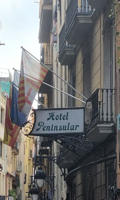El cartel del Peninsular entre altres del carrer de Sant Pau, al cor del Raval de Barcelona (Javier Ortega Figueiral)