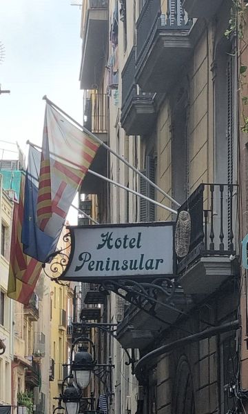 El cartel del Peninsular entre altres del carrer de Sant Pau, al cor del Raval de Barcelona (Javier Ortega Figueiral)