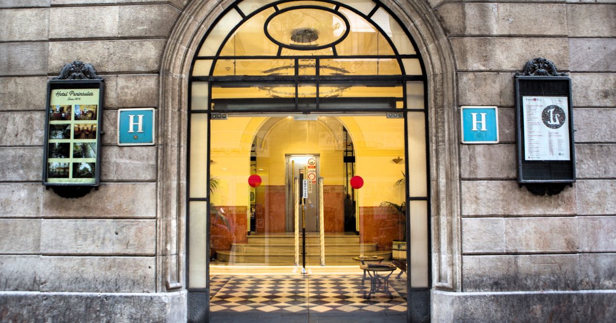 Acceso al hotel. En el cartel de la derecha siempre anunciada la temporada del Liceu. El teatro de la ópera es vecino del Peninsular (Turisme de Barcelona)