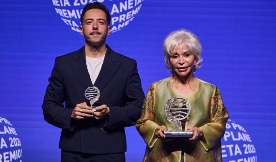 Les novel·les 'La hora antes del alba', d’Isabel Allende, i 'La añoranza', de Sergio Hernández Carrasco, guanyadora i finalista del Premi Planeta 2026. © Planeta
