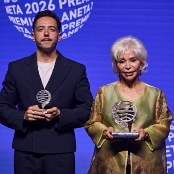 Les novel·les 'La hora antes del alba', d’Isabel Allende, i 'La añoranza', de Sergio Hernández Carrasco, guanyadora i finalista del Premi Planeta 2026. © Planeta