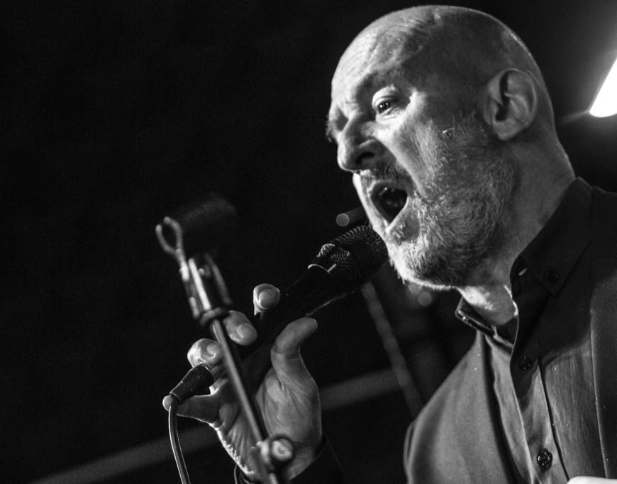 Xavier Casellas cantando en un concierto ©Cesc Miralbell