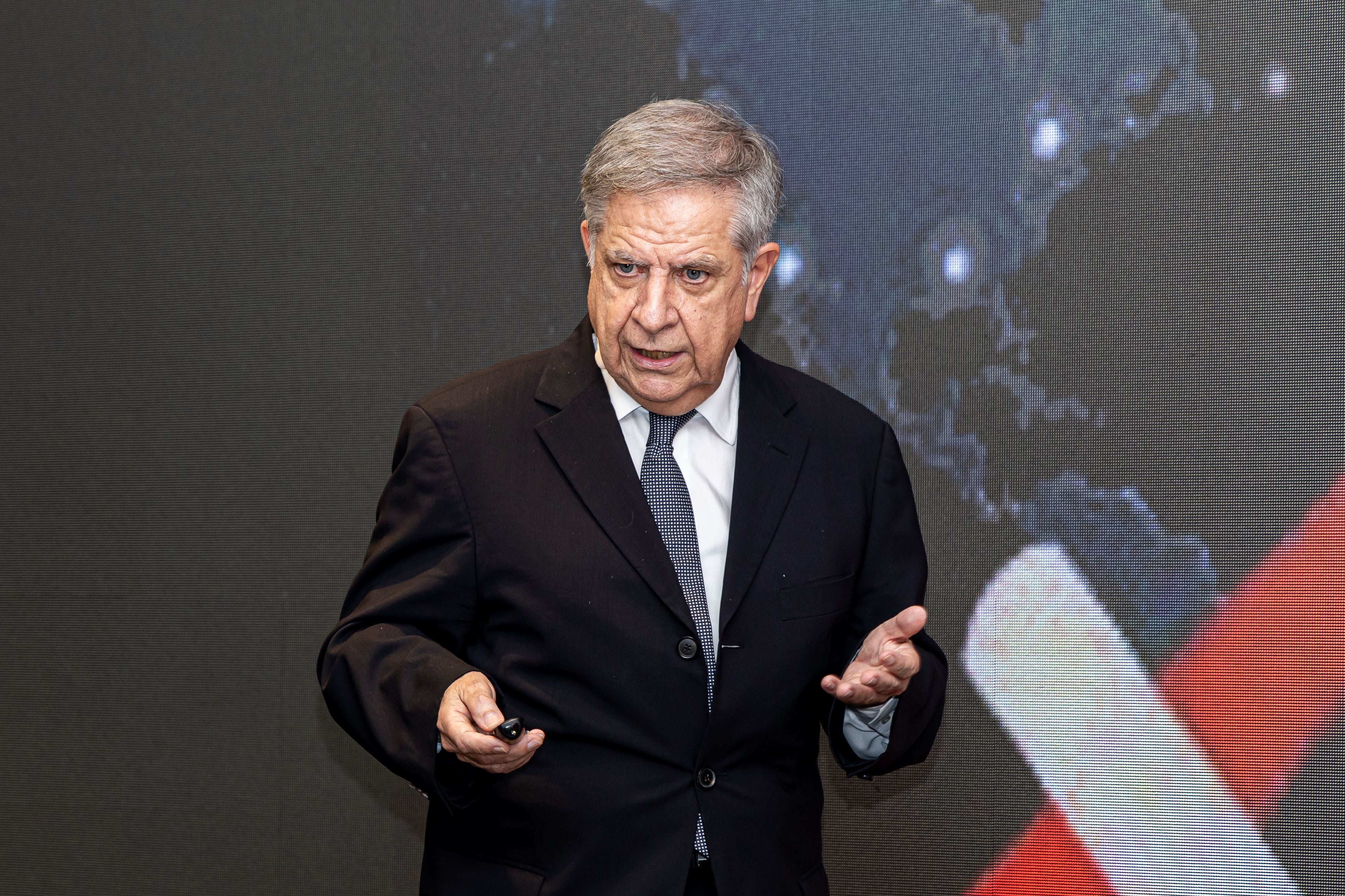 Marcos Urarte, president del Grup PHAROS, durant la seva intervenció al DAFO Barcelona 2027. © Àngel Bravo