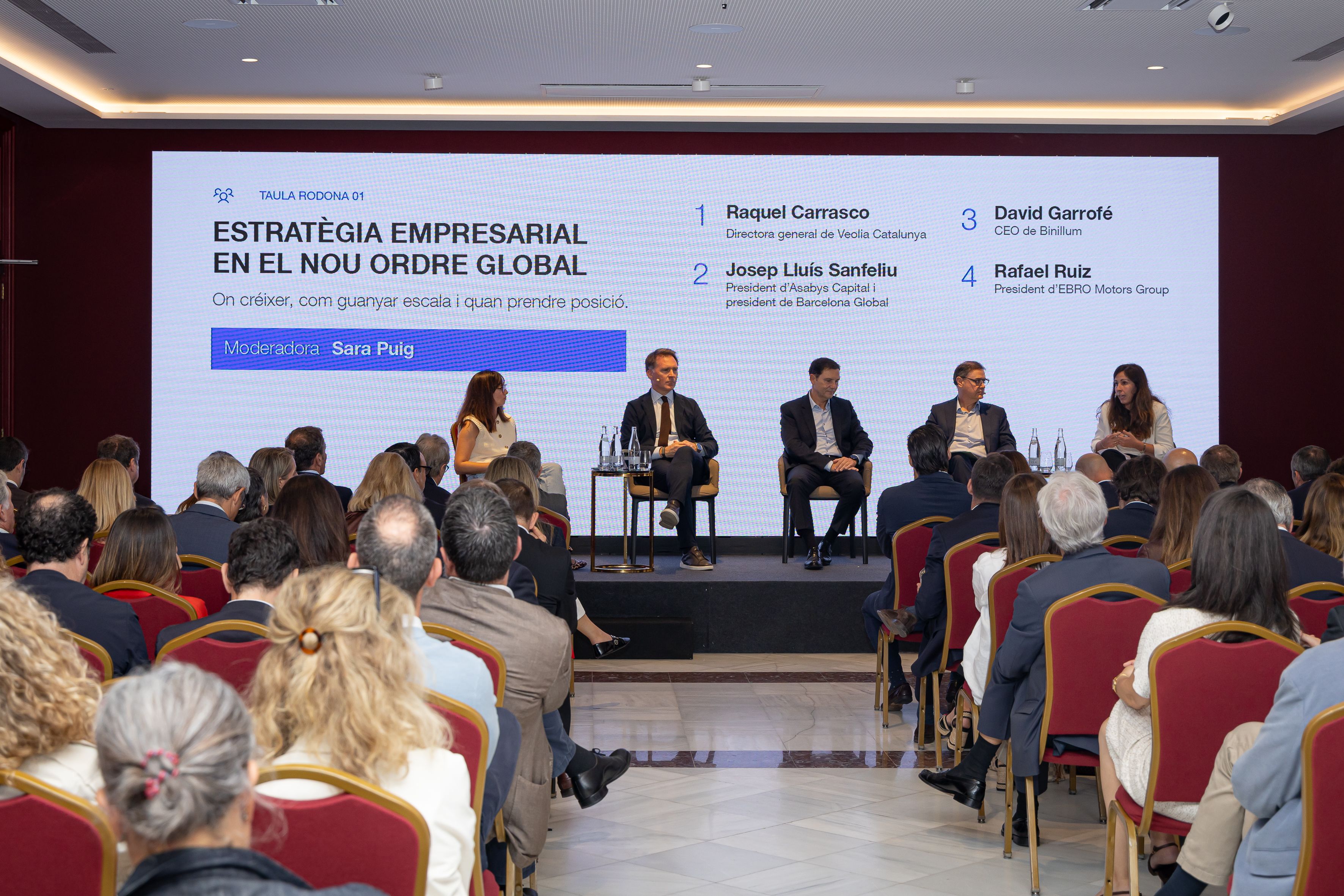 Josep Lluís Sanfeliu (Barcelona Global), David Garrofé (Binillum), Rafael Ruiz (EBRO Motors Group), i Raquel Carrasco (Veolia Catalunya), han participat en una taula rodona moderada per Sara Puig (Col·legi d’Economistes de Catalunya). © Àngel Bravo