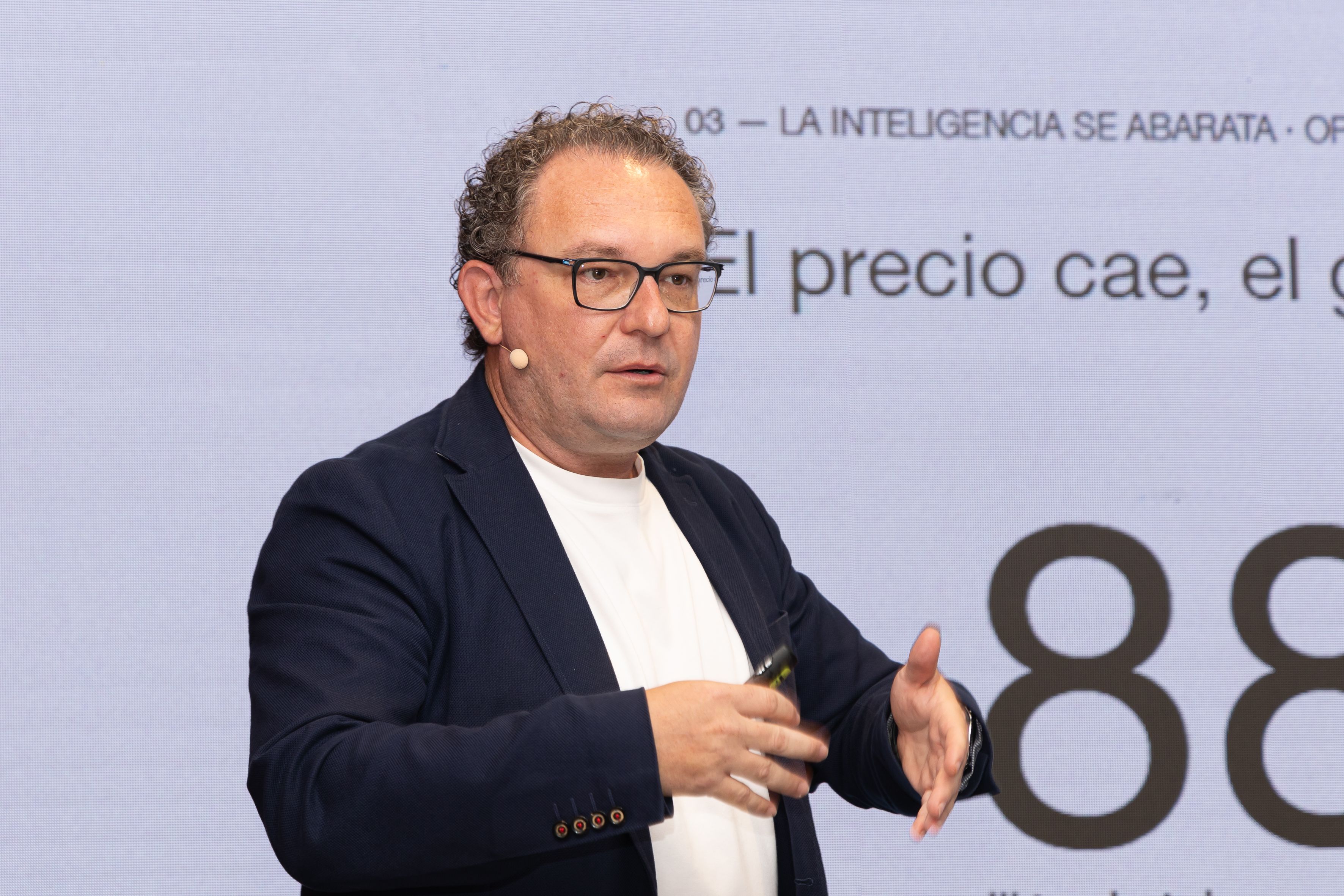 Aleix Valls, CEO de WeAI, ha assenyalat que el principal fre a l’adopció de la intel·ligència artificial a les empreses no és la tecnologia, sinó el lideratge i la capacitat de transformar els processos de negoci. © Àngel Bravo