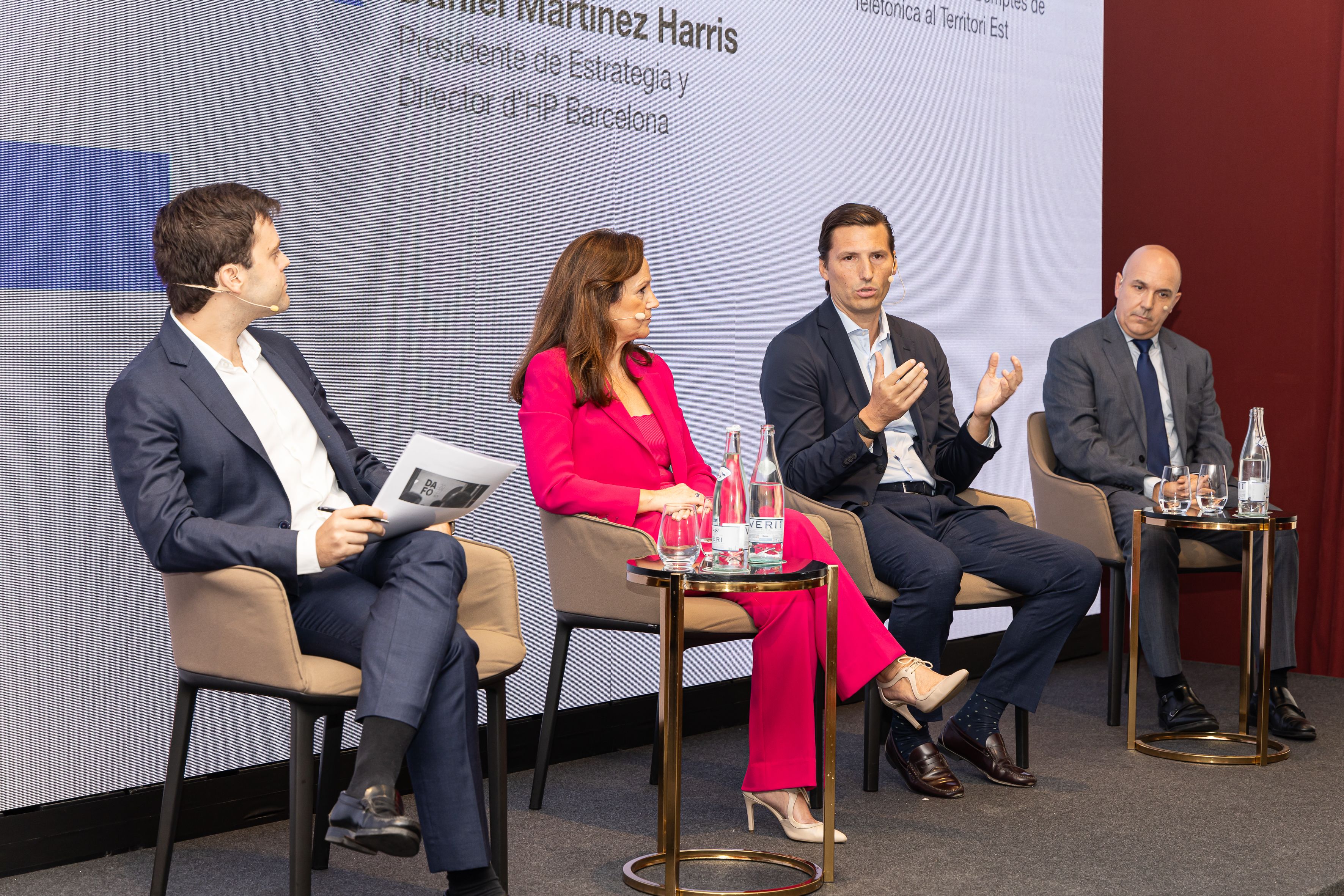 Víctor Costa, empresari i moderador, ha conduït la taula rodona sobre l’aplicació de la intel·ligència artificial a les empreses, amb la participació de Mercedes Oblanca (Accenture), Jordi Giné (Telefónica) i Daniel Martínez Harris (HP Barcelona). © Àngel Bravo