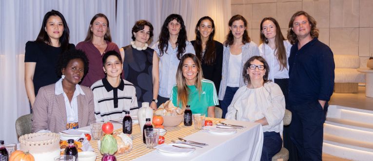 Les dones que hi ha darrere dels productes de la primera carta de Juno Kitchen, juntament amb representants de Juno House. © Juno House Les dones que hi ha darrere dels productes de la primera carta de Juno Kitchen, juntament amb representants de Juno House. © Juno House