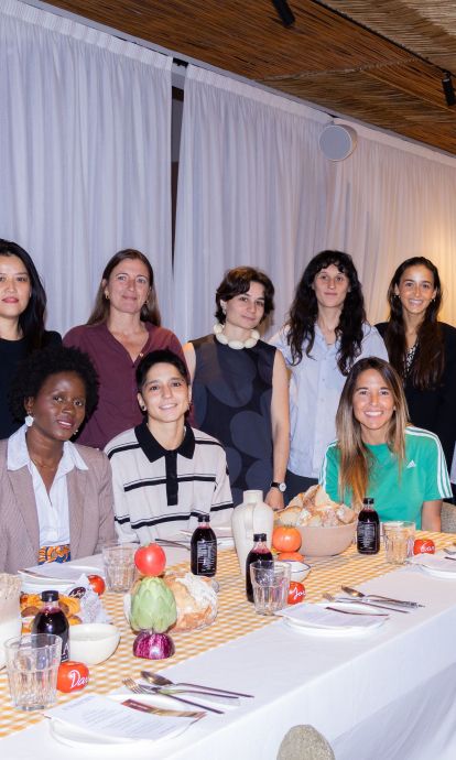 Les dones que hi ha darrere dels productes de la primera carta de Juno Kitchen, juntament amb representants de Juno House. © Juno House Les dones que hi ha darrere dels productes de la primera carta de Juno Kitchen, juntament amb representants de Juno House. © Juno House