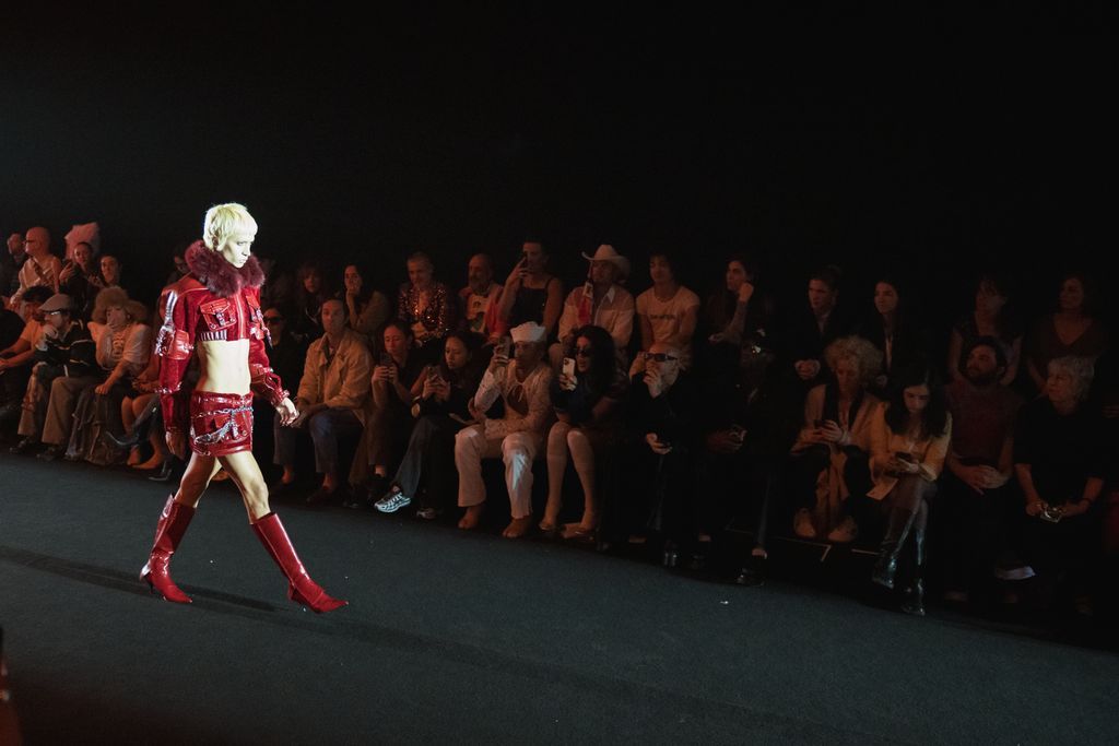 Una model desfila amb una peça de Domingo Rodríguez Lázaro, director creatiu de Dominnico, a la 080 Barcelona Fashion © Ceci Fimia