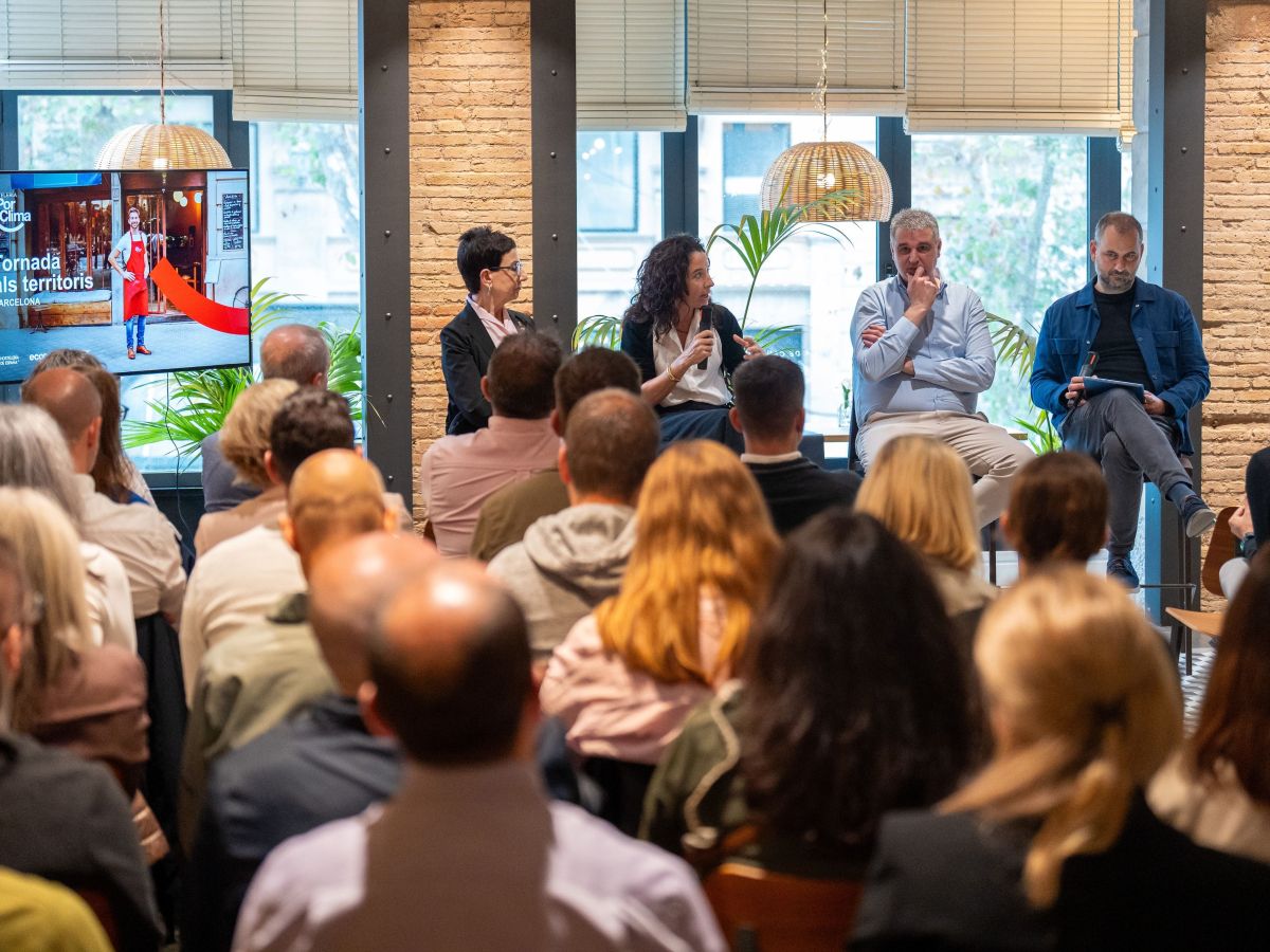 Gemma Puig, meteoròloga; Carme Ruscalleda, cuinera i restauradora; Juan Ortiz, director general d’ECODES, i Roger Pallarols, del Gremi de Restauració de Barcelona, a la taula rodona. © Coca-Cola Gemma Puig, meteoròloga; Carme Ruscalleda, cuinera i restauradora; Juan Ortiz, director general d’ECODES, i Roger Pallarols, del Gremi de Restauració de Barcelona, a la taula rodona. © Coca-Cola