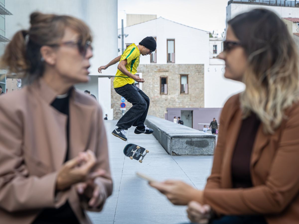 Un skater a la plaça del MACBA durant l'entrevista. ©Àngel Bravo Un skater a la plaça del MACBA durant l'entrevista. ©Àngel Bravo