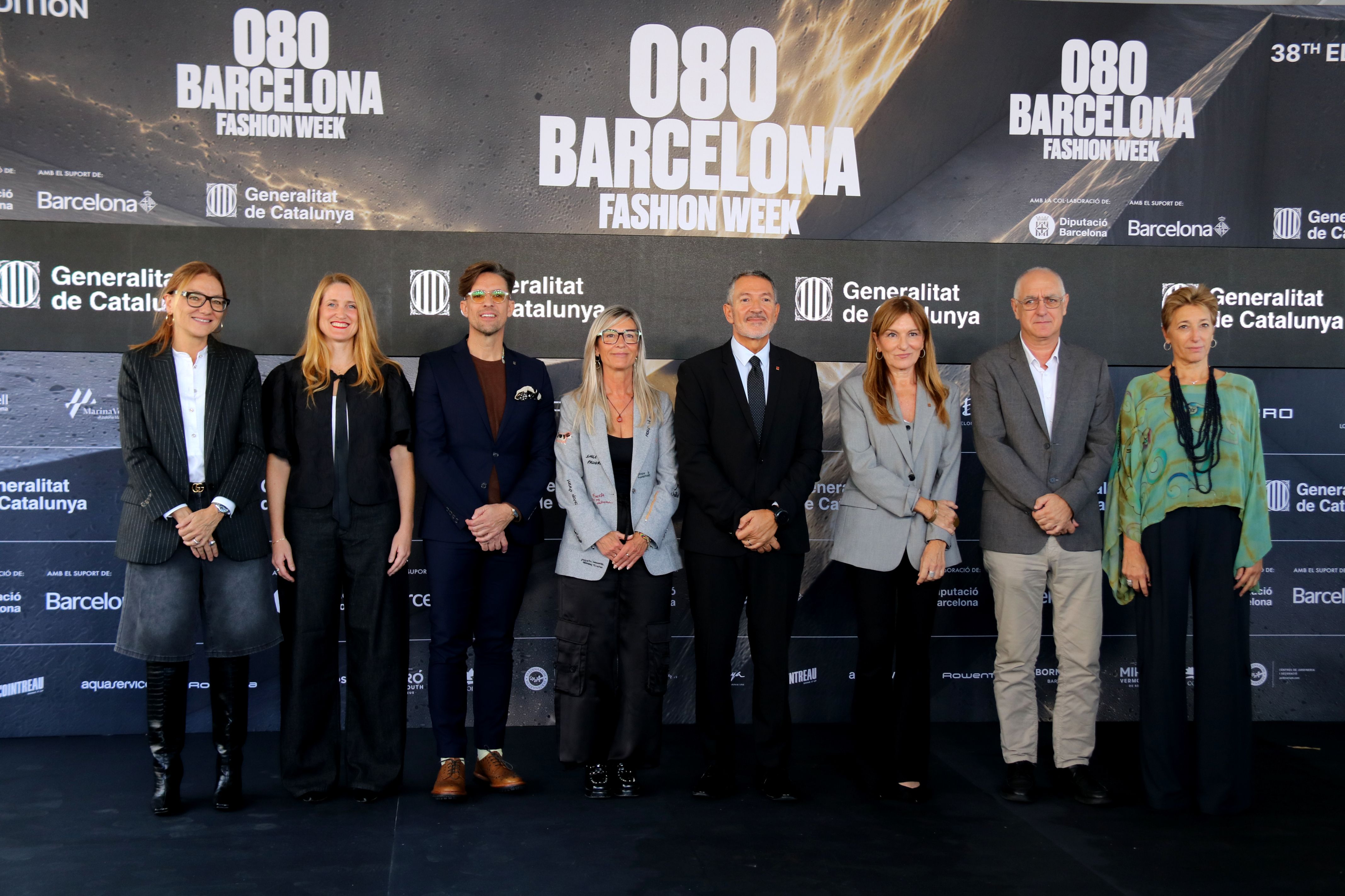 Miquel Sàmper, conseller d’Empresa i Treball; Nàdia Quevedo, comissionada de Promoció Econòmica, Comerç, Restauració i Pla de Moda de l’Ajuntament de Barcelona; Moisés Rodríguez, director del Consorci de Comerç, Artesania i Moda de Catalunya; Clara Salvador, subdirectora general de Comerç i Màrqueting del Port de Barcelona; i altres autoritats en la inauguració de la 080 Barcelona Fashion © Andrea Salazar (ACN)