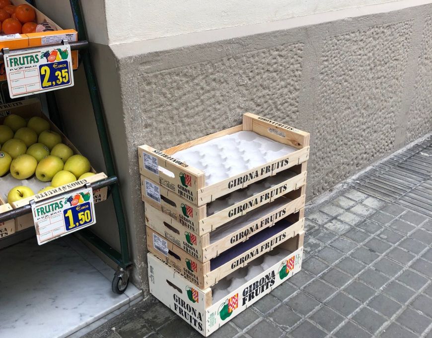 Caixes de fruita com les que la Laura reaprofita per les seves creacions Caixes de fruita com les que la Laura reaprofita per les seves creacions