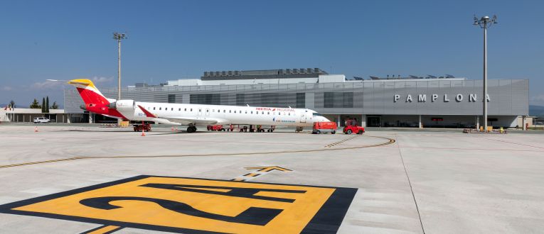 Un CRJ d’Air Nostrum a la plataforma de l’aeroport de Noáin. Aquesta companyia torna a oferir serveis des de Navarra a Barcelona © Aena Un CRJ d’Air Nostrum a la plataforma de l’aeroport de Noáin. Aquesta companyia torna a oferir serveis des de Navarra a Barcelona © Aena