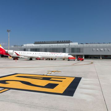 Un CRJ d’Air Nostrum a la plataforma de l’aeroport de Noáin. Aquesta companyia torna a oferir serveis des de Navarra a Barcelona © Aena Un CRJ d’Air Nostrum a la plataforma de l’aeroport de Noáin. Aquesta companyia torna a oferir serveis des de Navarra a Barcelona © Aena
