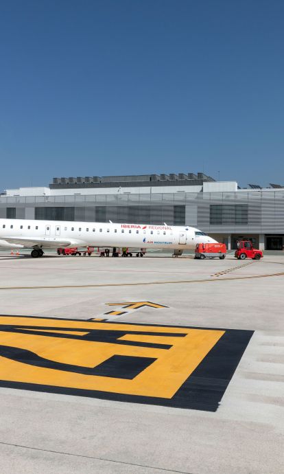 Un CRJ d’Air Nostrum a la plataforma de l’aeroport de Noáin. Aquesta companyia torna a oferir serveis des de Navarra a Barcelona © Aena Un CRJ d’Air Nostrum a la plataforma de l’aeroport de Noáin. Aquesta companyia torna a oferir serveis des de Navarra a Barcelona © Aena
