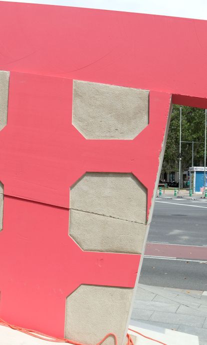 Pink Barcino, l'escultura commemorativa del 200 aniversari del Passeig de Gràcia, a la cantonada amb la Diagonal ©Pol Solà/Arnau Martínez (ACN)
