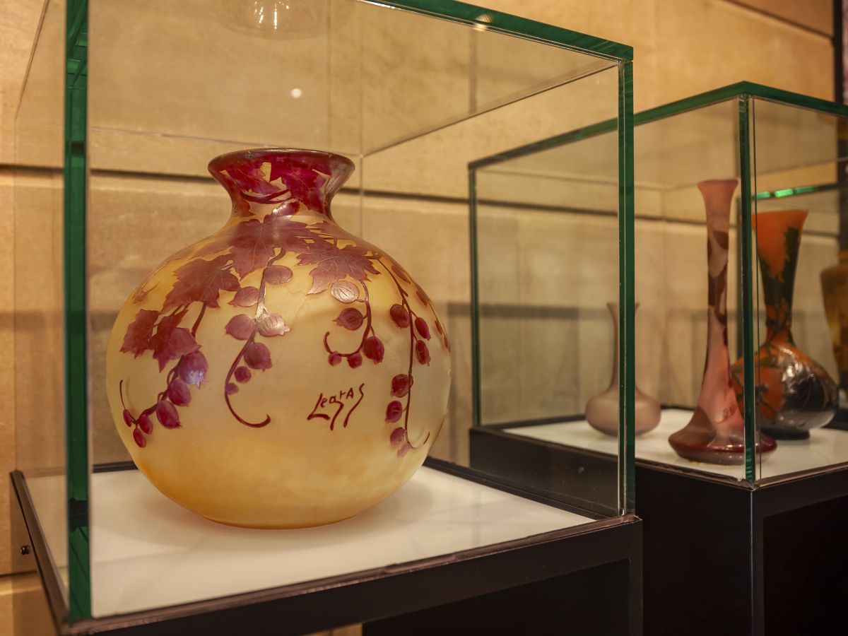 En la entreplanta, los huéspedes y los curiosos que soliciten acceder pueden ver una singular sala-museo con delicadas piezas de vidrio.