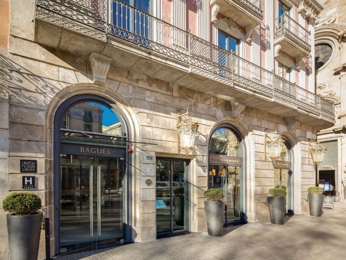 La fachada del Hotel Bagués y el restaurante El Regulador, guiño directo al pasado del edificio.