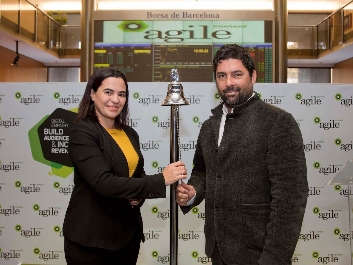 La cofundadora d'Agile Content, Mónica Rayo, i el conseller delegat, Hernan Scapusio, a l'acte de sortida a borsa.