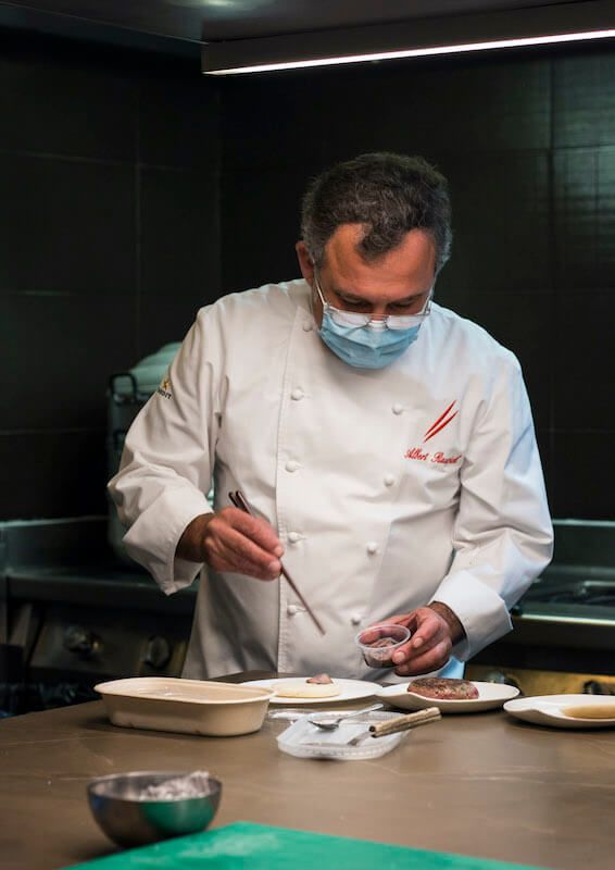 Albert Raurich cuinant a Dos Palillos © Jairon García