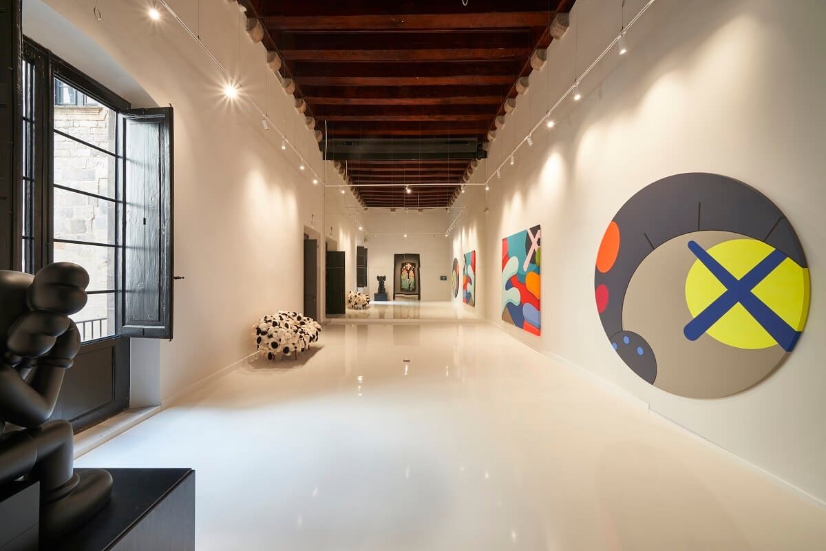 Diversas obras de Kaws