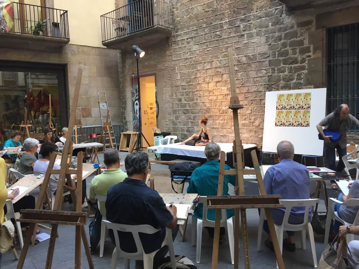 Sessió de dibuix a l'exterior del Cercle Artístic Sant Lluc