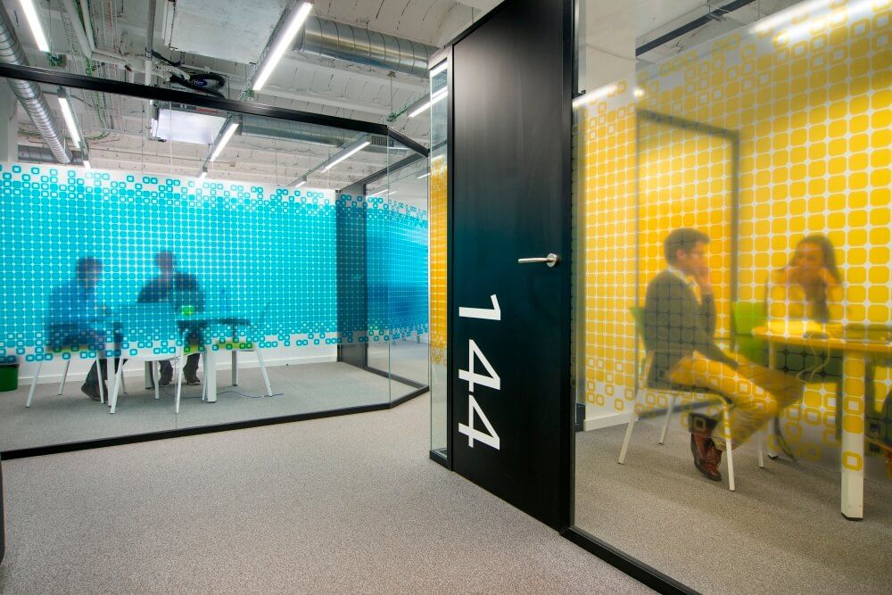 Emprenedors treballant al Pier 01 de Barcelona Tech City.