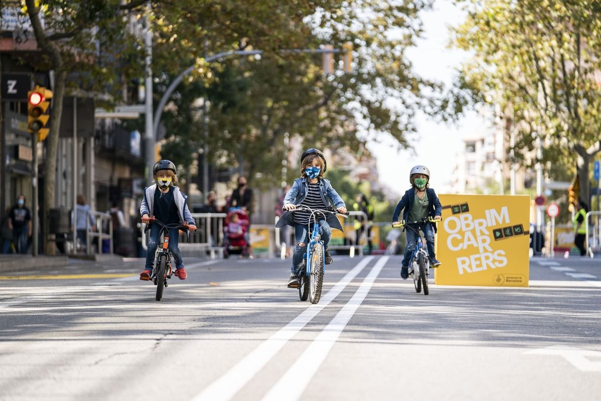 nens amb bicicleta