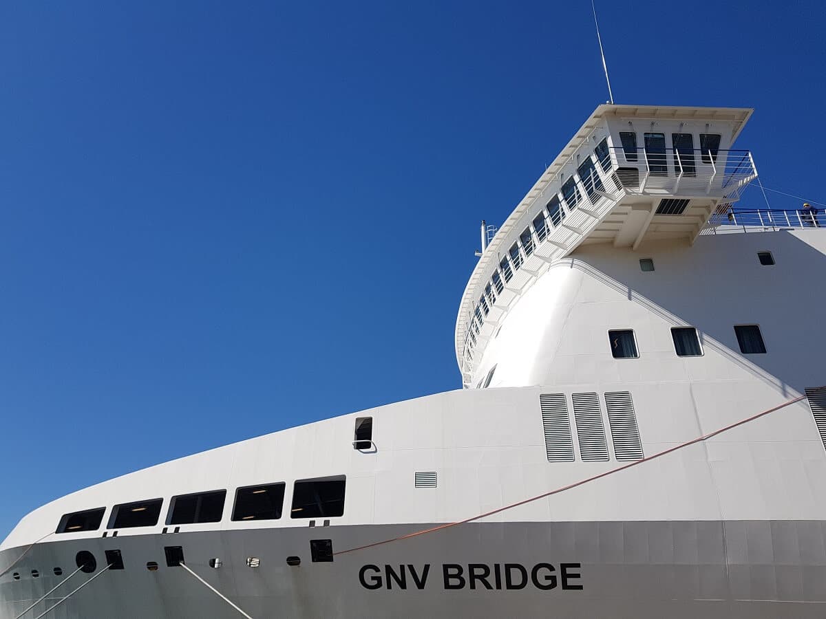 El GNV Bridge es un ferry de nueva construcción, entregado a su armador en junio de este año. Anoche realizó su primer Barcelona-Palma. (JOF)