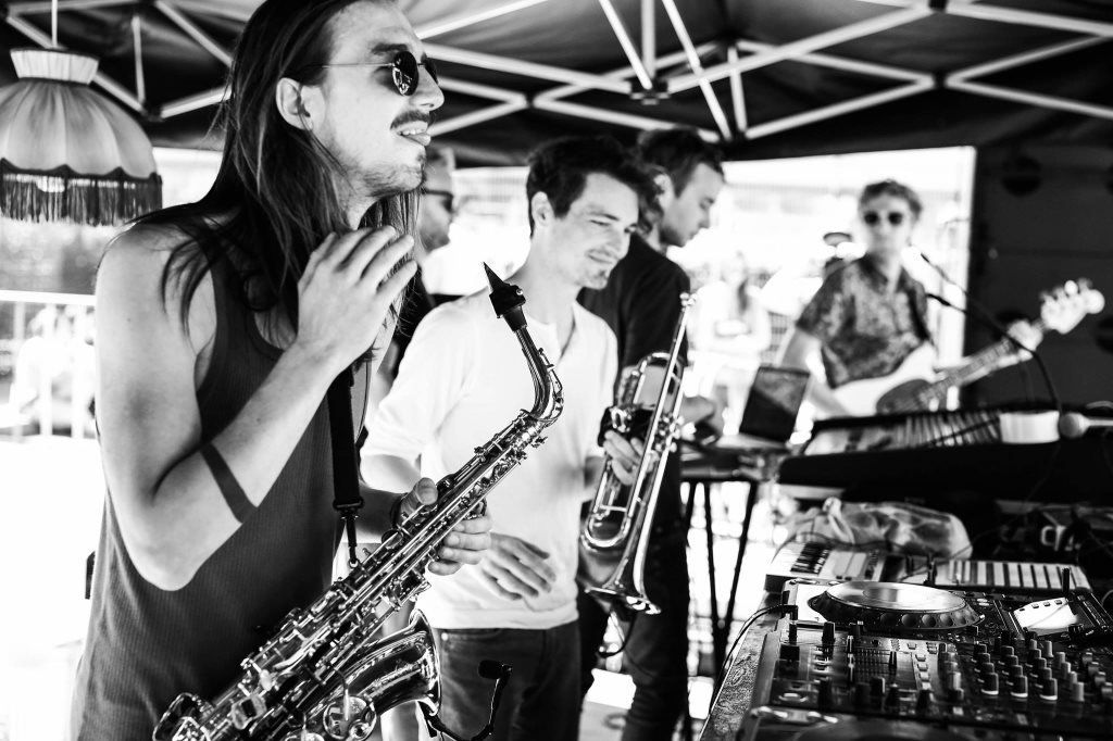 Stavroz, dúo belga que mezcla jazz, gypsy y swing con electrónica