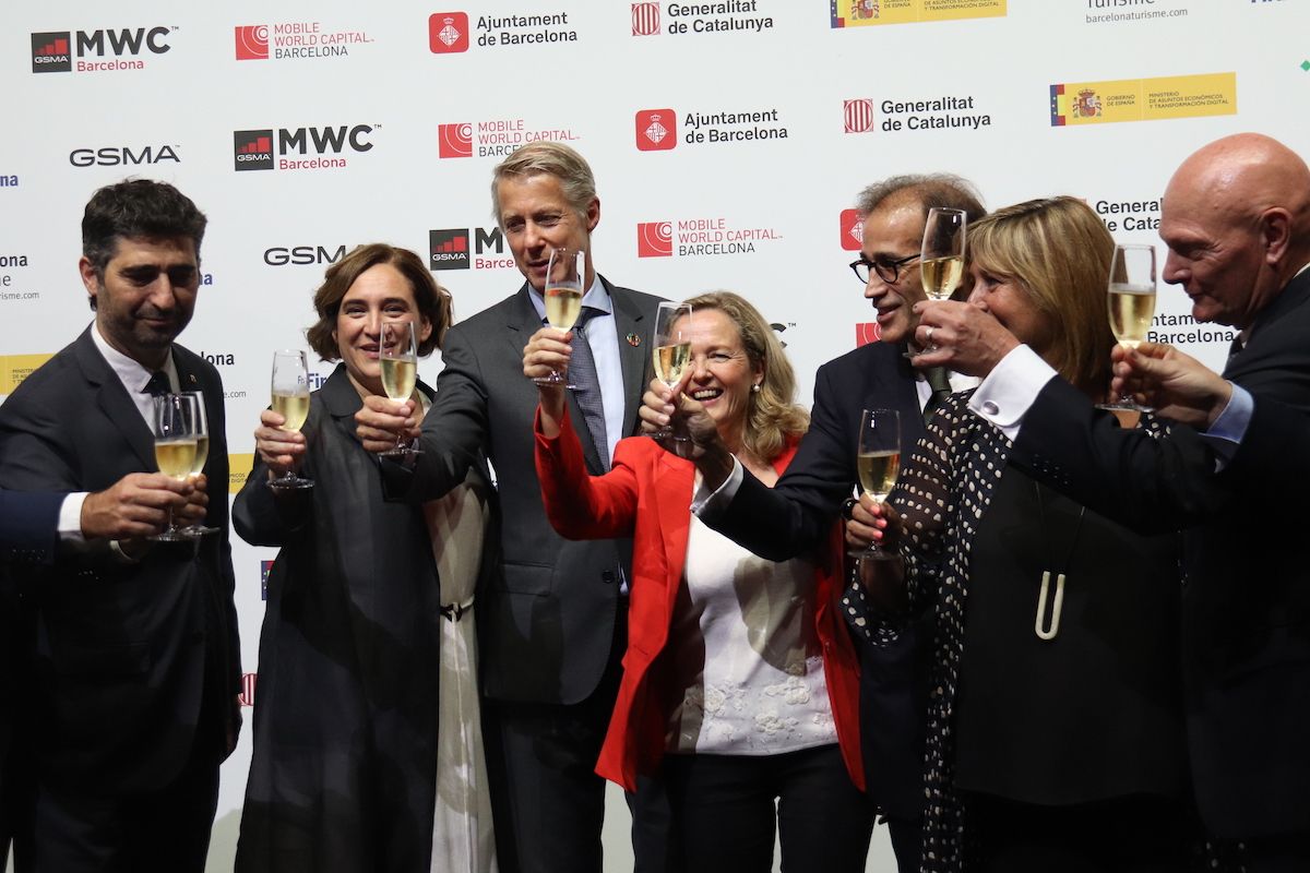 Autoridades brindan con cava por la renovación del MWC