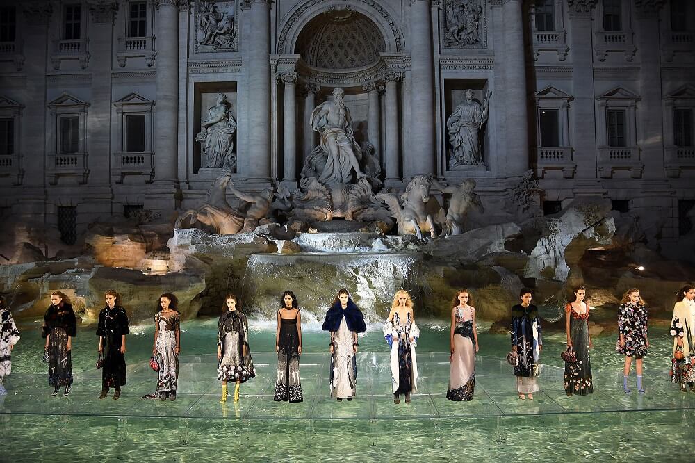Modelo en el desfile de moda de Fendi Rome 90 Years Anniversary en la Fontana di Trevi. (Foto por Venturelli WireImage)