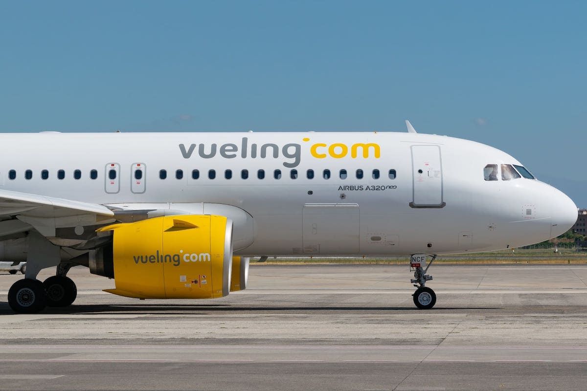 Avión de Vueling despegando