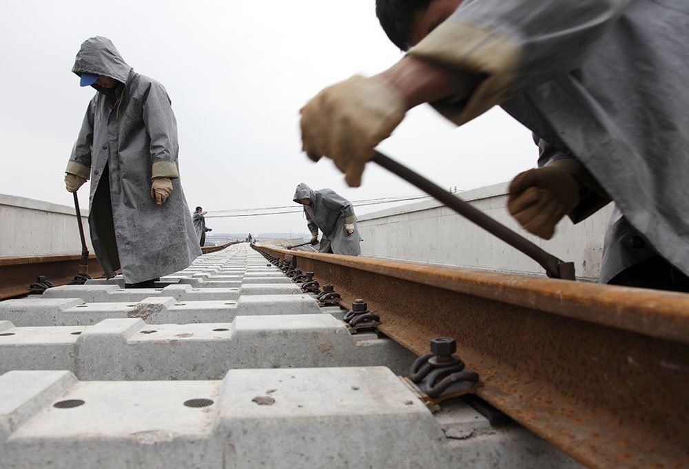 China - Transport - Rail expansion workers