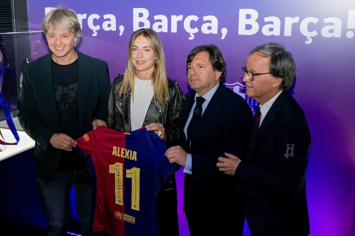 Putellas ha añadido a la exposición una camiseta firmada.