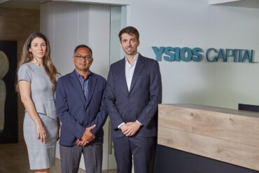 Camilla Gomiero Wade y Vikram Sudarsan (Engrail Therapeutics) con Guillem Laporta (Ysios Capital)