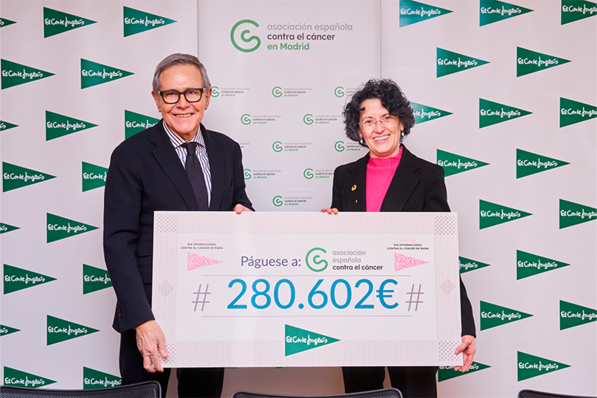 Ramon Reyes, presidente de la Asociación Española Contra el Cáncer, y Ester Uriol, directora de Comunicación de El Corte Inglés, en el acto de entrega del cheque.