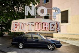 La exposición de Jordi Colomer en el Macba reúne más de 50 obras del artista, entre ellas el coche de su proyecto 'No? Future!'.