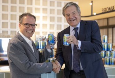 El director general de Nestlé España, Jordi Llach, y el director general de Damm, Jorge Villavecchia, tras el acuerdo sobre Nestea.