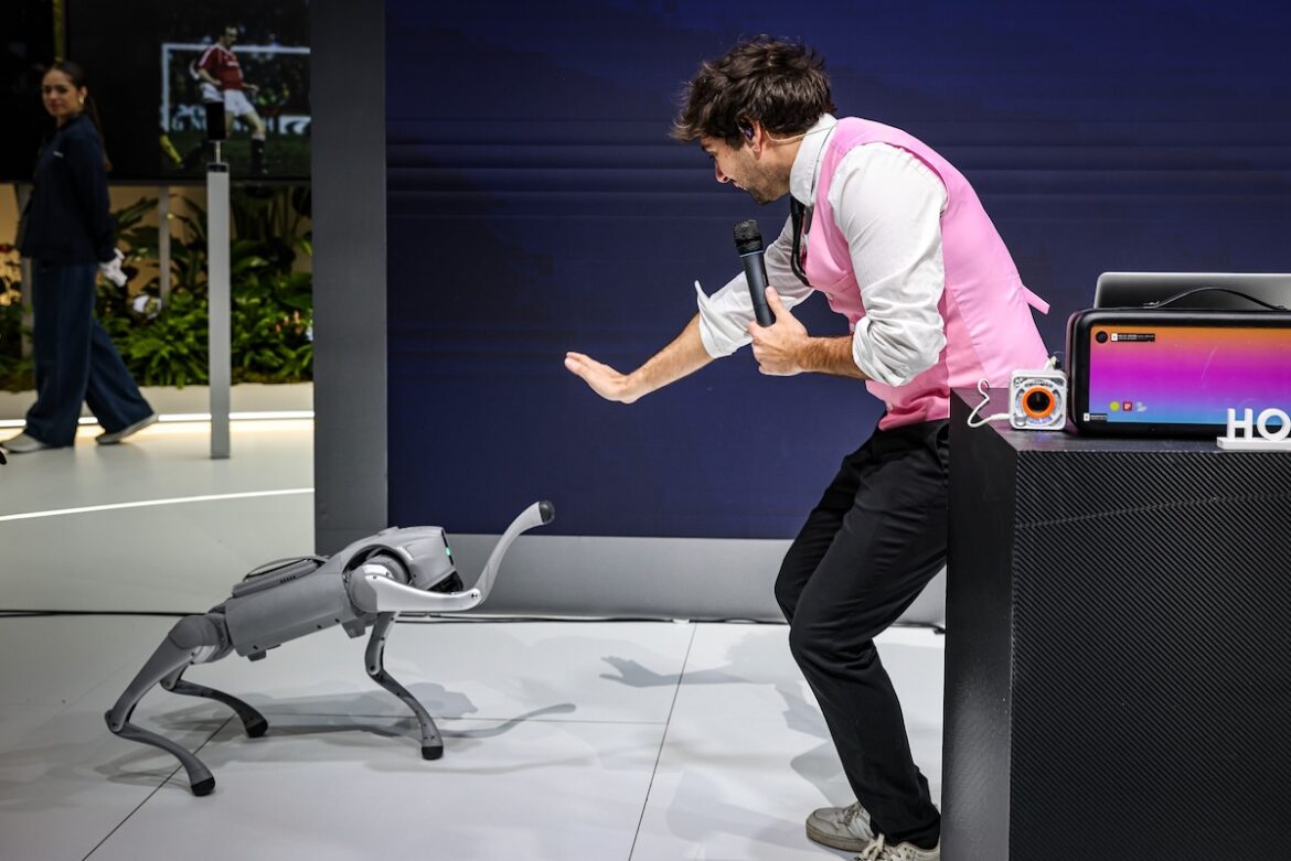 Robot estand Honor MWC 2025