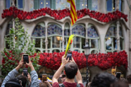 Roses en la façana de la Casa Batlló, un dels grans escenaris fotogràfics de Sant Jordi. © Jordi Borràs / ACN