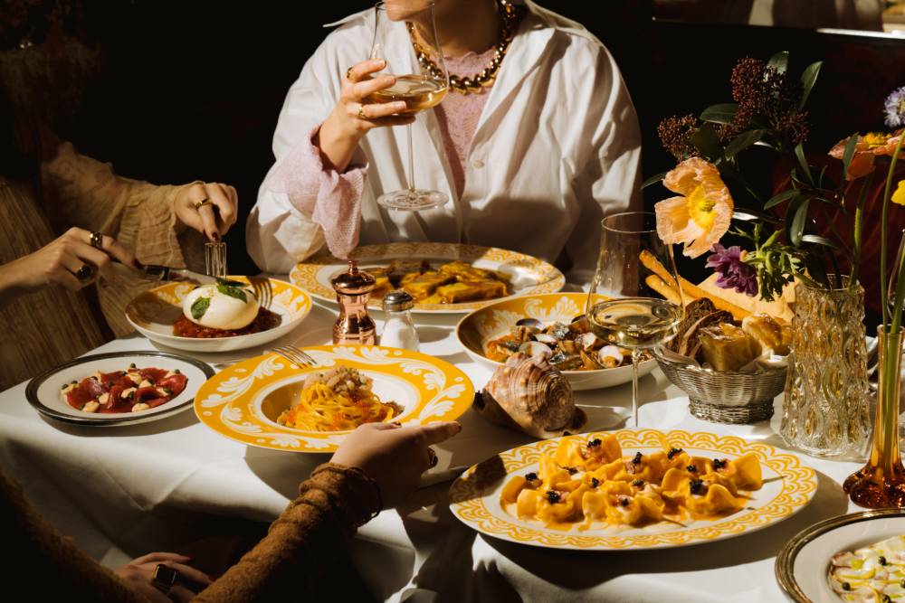 Una taula comparteix diverses especialitats a Gloria Osteria.