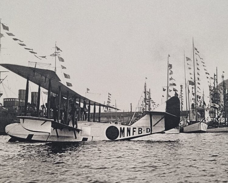 Foto del Archivo de la Armada Española del puerto de Barcelona con hidroaviones