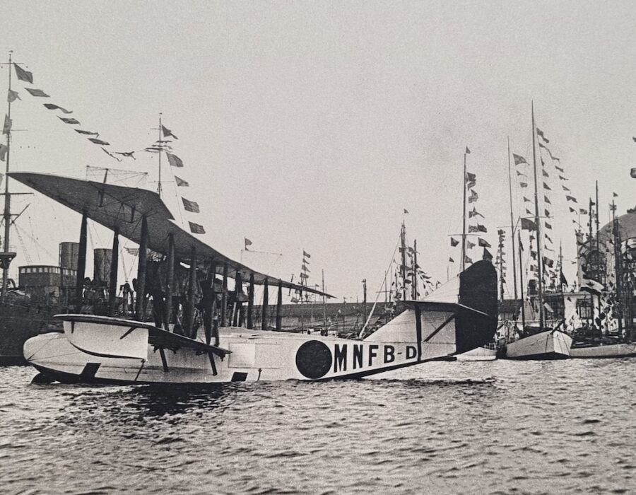 Foto del Archivo de la Armada Española del puerto de Barcelona con hidroaviones
