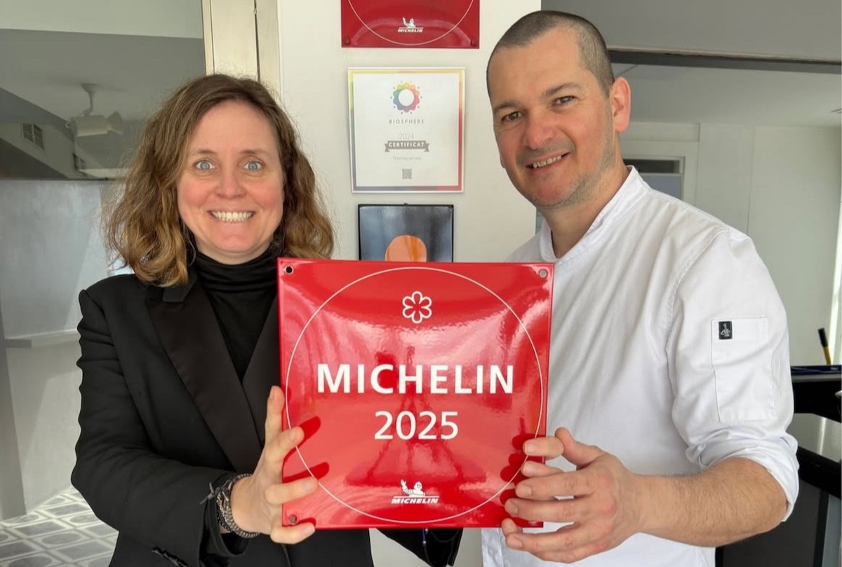Núria Orra i Miquel Aldana amb la placa Michelin d’enguany per al seu restaurant Tresmacarrons